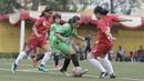 Pemain Gelora Muda, Helsa, berusaha melewati pemain Vasanta FC pada laga Jakarta Equal Festival 2018 di Sawangan, Depok, Minggu (11/3/2018). Vasanta FC menang 2-0 atas Gelora Muda. (Bola.com/M Iqbal Ichsan)