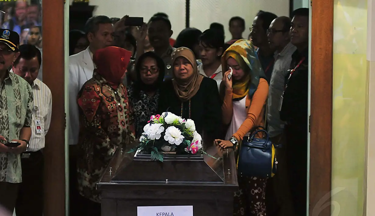 Salah satu jenazah korban pesawat AirAsia QZ-8501 diserah terimakan di RS Bhayangkara, Surabaya, Kamis (1/1/2015). Isak tangis mengiringi upacara terima jenazah dari pihak Kepolisian dan Basarnas kepada keluarga korban. (Liputan6.com/Johan Tallo)