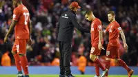 Pelatih Liverpool Jurgen Klopp memberi semangat kepada pemainnya usai kalah dari Crystal Palace pada lanjutan Liga Premier Inggris di Stadion Anfield, Liverpool, Inggris, Minggu(8/11/2015) WIB.  (AFP Photo/Paul Ellis)