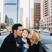Dalam berbagai kesempatan, Richard Kyle, Jessica Iskandar dan juga anak semata wayangnya El Barack terlihat kerap pergi berlibur bersama.  Ketiganya saat itu sedang berlibur di Los Angeles, California mereka terlihat kompak mencium pipi El. (Liputan6.com/IG//inijedar)