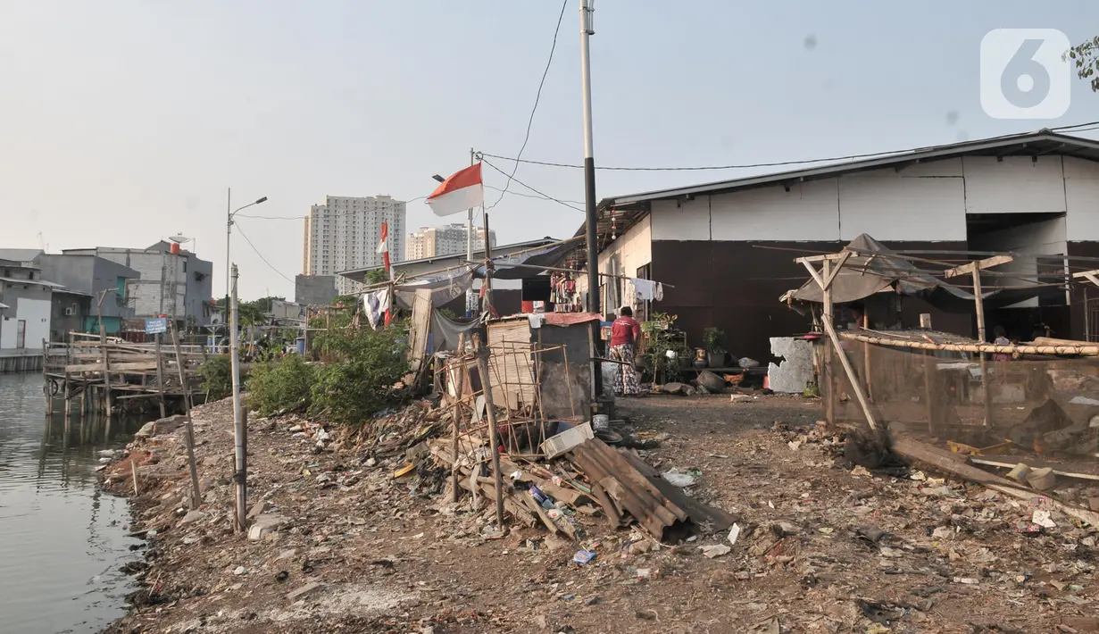 Suasana rumah penampungan sementara Kampung Akuarium, Penjaringan, Jakarta, Senin (14/10/2019). Saat ini tercatat 103 Kepala Keluarga dengan jumlah sekitar 350 warga menghuni di rumah penampungan sementara Kampung Akuarium. (merdeka.com/Iqbal Nugroho)