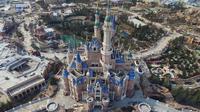 Shanghai Disney Resort akan menampilkan Istana Enchanted Storybook Castle yang merupakan tertinggi di antara taman Disney lainnya, hotel "Toy Story" dan sebuah teater dengan pertunjukan The Lion King berbahasa China. (AFP/STR/Cina OUT)