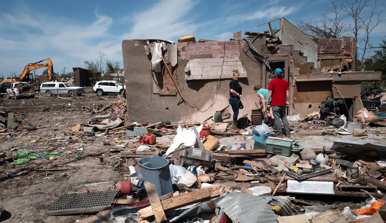 Badai tersebut menimbulkan kerusakan parah di kota Greenfield. (SCOTT OLSON/Getty Images North America/Getty Images via AFP)