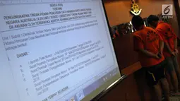 Dua tersangka pencurian data nasabah kartu kredit warga negara Australia ditunjukkan dalam rilis di Direktorat Tindak Pidana Siber Bareskrim Polri, Jakarta, Selasa (28/8). Polisi mengamankan dua tersangka terkait kasus tersebut. (Liputan6.com/JohanTallo)
