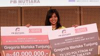 Atlet Bulutangkis Junior Indonesia, Gloria Tunjung menerima Penghargaan Juara Blibli.com Yonex Sunrise BWF World Championship di Galeri Indonesia Kaya, Grand Indonesia, (2/11/2017). (Bola.com/Nicklas Hanoatubun)