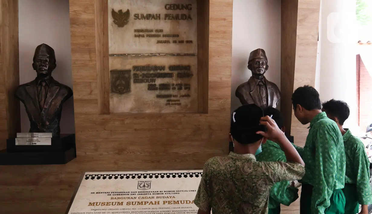 Pelajar mengamati patung pahlawan di Museum Sumpah Pemuda, Jakarta, Kamis (27/10/2022). Jelang peringatan Hari Sumpah Pemuda, museum tersebut ramai dikunjungi pelajar sebagai tujuan wisata edukasi yang memberikan wawasan tentang hari bersejarah ikrar Sumpah Pemuda saat Kongres Pemuda II yang digelar pada 27-28 Oktober 1928. (Liputan6.com/Herman Zakharia)