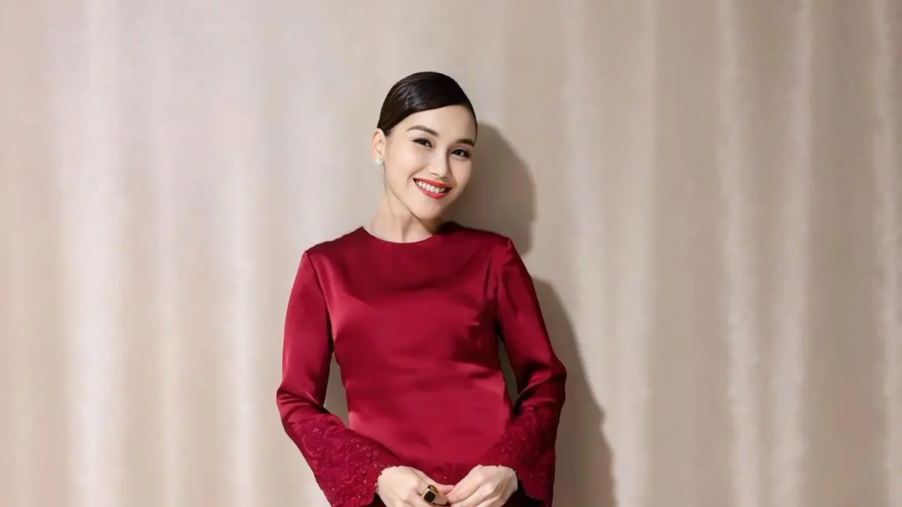 8 Potret Koleksi Baju Kurung Ayu Ting Ting yang Elegan dari Lebaran, Kondangan, hingga Tunangan