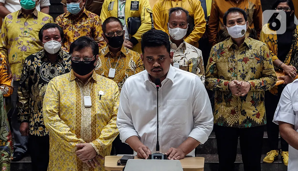 Calon Wali Kota Medan Bobby Nasution pada Pilkada 2020 memberikan keterangan di DPP Partai Golkar, Jakarta, Selasa (18/8/2020). Partai Golkar resmi mengusung Bobby Nasution dan Aulia Rahman pada Pilkada Wali Kota Medan 2020. (Liputan6.com/Johan Tallo)