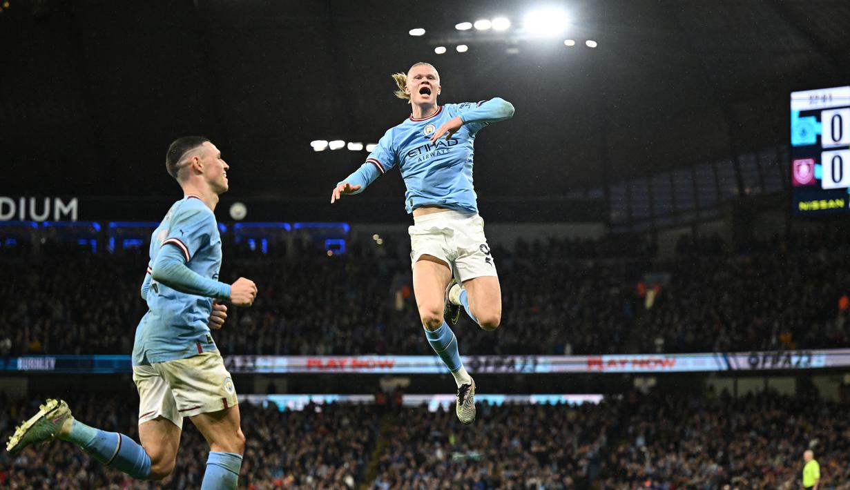 Pemain Manchester City, Erling Haaland melakukan selebrasi setelah mencetak gol pertama timnya ke gawang Burnley pada laga perempat final FA Cup 2022/2023 yang berlangsung di Etihad Stadium, Manchester, Minggu (19/03/2023) WIB. Haaland sukses mencetak hattrick untuk kemenangan 6-0 The Cityzens. (AFP/Oli Scarff)