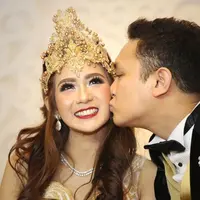 Meski sempat dihantui perasaan gugup menjelang mengucap ijab kabul, Gilang Dirga akhirnya sukses melafalkan di depan penghulu dan saksi nikah. Gilang Dirgahari resmi menjadi suami dari Adiezty Fersa. (Bambang E. Ros/Bintang.com)