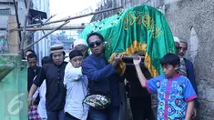Komedian Komeng menggotong keranda jenazah anak ketiganya, Cantika Alhayu Aldi, menuju pemakaman keluarga di Citeureup, Bogor, Minggu (28/8). Caca, sapaan Cantika, meninggal dunia di usia 10 tahun lantaran sakit. (Liputan6.com/Herman Zakharia)