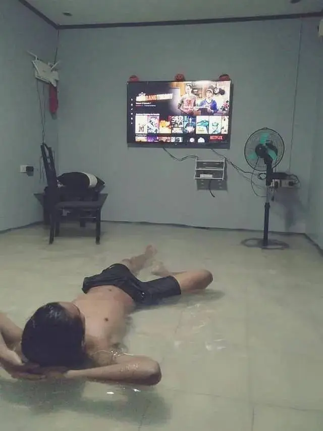 15 Aksi Kocak Orang Hadapi Musibah Banjir, Tetap Dibawa Santai
