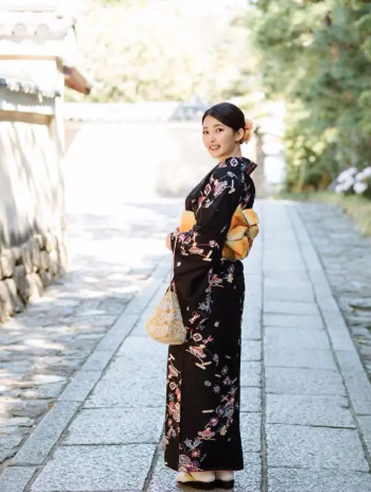 Berbalutkan pakaian tradisional wanita Jepang, Thefani terlihat seperti warga lokal Negeri Sakura. (Liputan6.com/IG/cindythefannie)