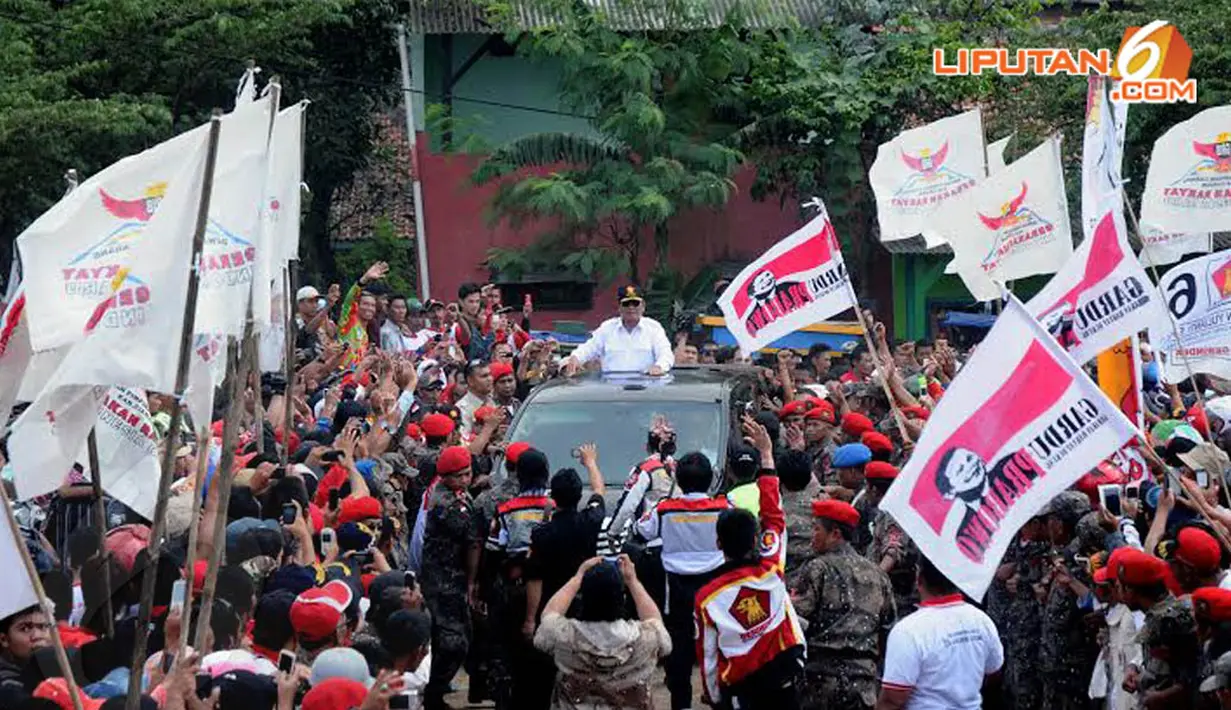 Jumat (04/04/14) sekitar pukul 10.30 WIB, Ketua Dewan Pembina Partai Gerindra Prabowo Subianto, tiba di lapangan Bojongloa, Bandung (Liputan6.com/Helmi Fithriansyah)