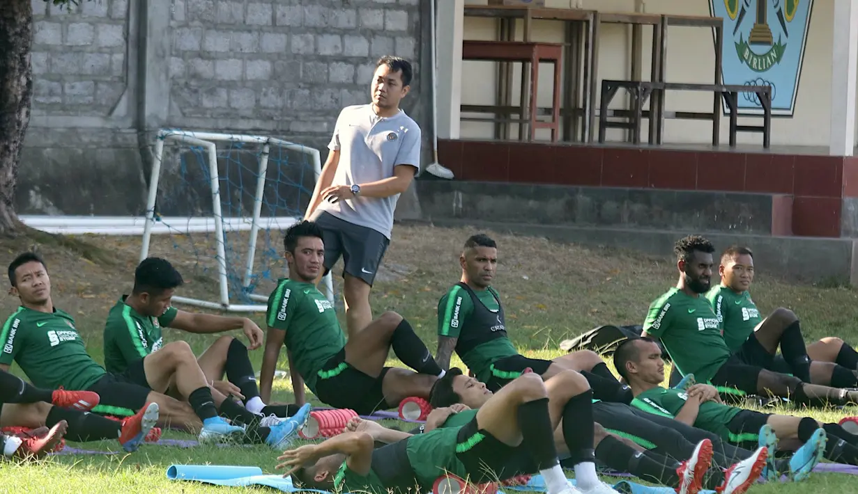 Para pemain Timnas Indonesia rileks saat latihan di Lapangan Gelora Trisakti, Bali, Minggu (13/10). Latihan ini merupakan persiapan jelang laga Kualifikasi Piala Dunia 2022 melawan Vietnam. (Bola.com/Aditya Wany)