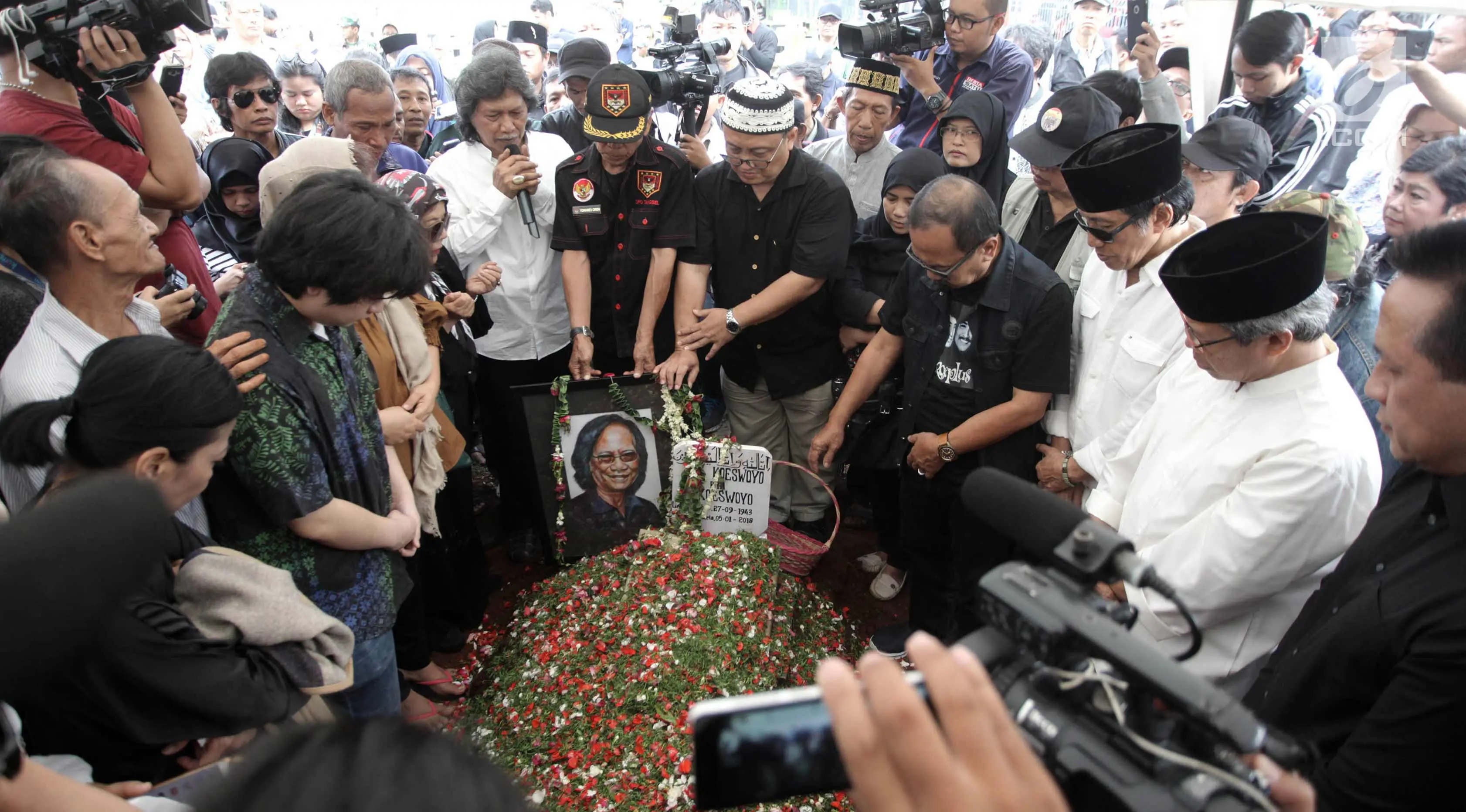 Tokoh atau budayawan Emha Ainun Najib menyampaikan ucapan dukacita saat pemakaman Vokalis grup band legendaris Koes Plus, Yon Koeswoyo di TPU Tanah Kusir, Jakarta Selatan, Sabtu (6/1). (Liputan6.com/Arya Manggala)