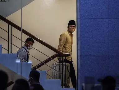 Bupati Bangkalan Abdul Latif Amin Imron membawa koper dan dikawal saat tiba di Gedung Komisi Pemberantasan Korupsi (KPK), Jakarta, Rabu (7/12/2022). KPK menangkap Bupati Bangkalan Abdul Latif Amin Imron sebagai tersangka kasus suap lelang jabatan di Pemerintahan Kabupaten Bangkalan, Jawa Timur. Total kekayaan yang dimiliki Abdul Latif sebanyak Rp 9,9 miliar. (Liputan6.com/Johan Tallo)