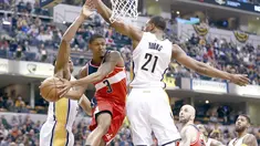 Pemain Washington Wizards, Bradley Beal (3) mencoba memberi umpan kepada rekannya saat dihadang para pemain Indiana Pacers pada laga NBA basketball game di Bankers Life Fieldhouse, Indianapolis, (19/12/2016).  (AP/R Brent Smith)