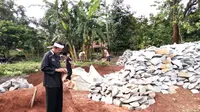 Bupati Dedi Mulyadi mengontrol kondisi jalan di Purwakarta, Jawa Barat. (Liputan6.com/Abramena)