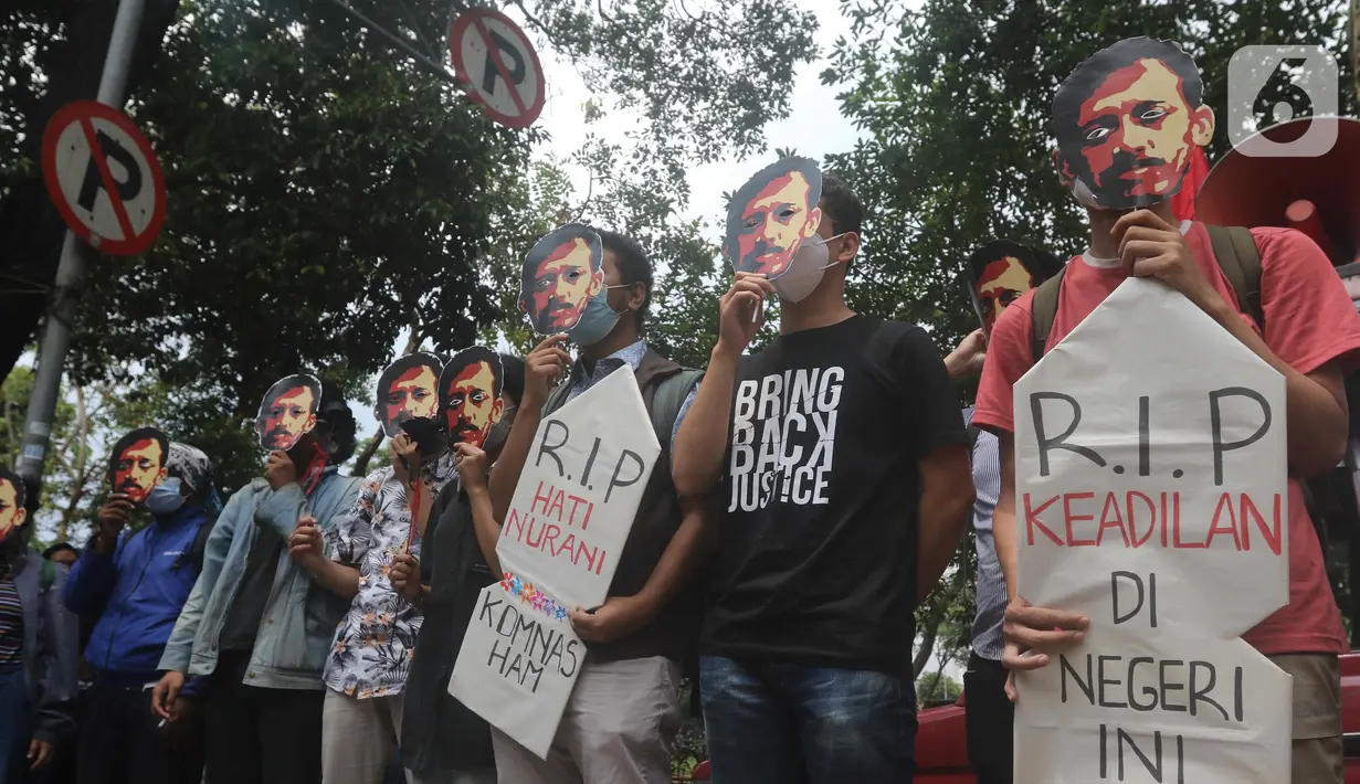 Massa aksi yang tergabung dalam Komite Aksi Solidaritas Untuk Munir (Kasum) mengggelar aksi terkait 18 tahun pembunuhan munir di depan Komnas HAM, Jakarta, Rabu (7/9/2022). Dalam aksinya mereka menuntut agar Komnas HAM untuk segera menetapkan kasus pembunuhan Munir sebagai pelanggaran HAM Berat.  (Liputan6.com/Herman Zakharia)