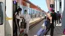 Para penumpang turun dari kereta di Stasiun Nairobi di Nairobi, Kenya (13/7/2020). Jalur Kereta Rel Standar (Standard Gauge Railway/SGR) Mombasa-Nairobi pada Senin (13/7) kembali membuka layanan penumpang di tengah peningkatan langkah-langkah pencegahan COVID-19. (Xinhua/Feng Dong)