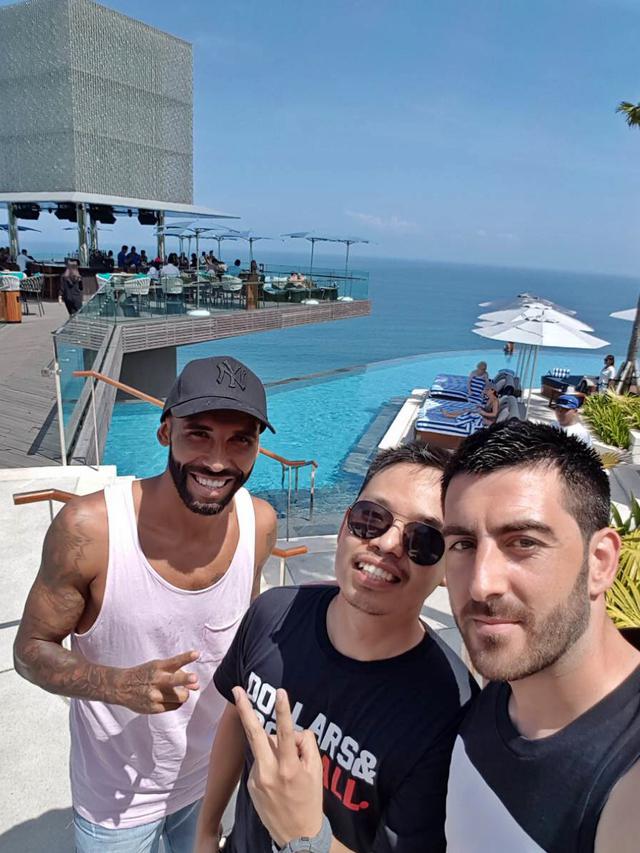 7 Potret Demerson Bruno Costa saat Berlibur, Curi Perhatian