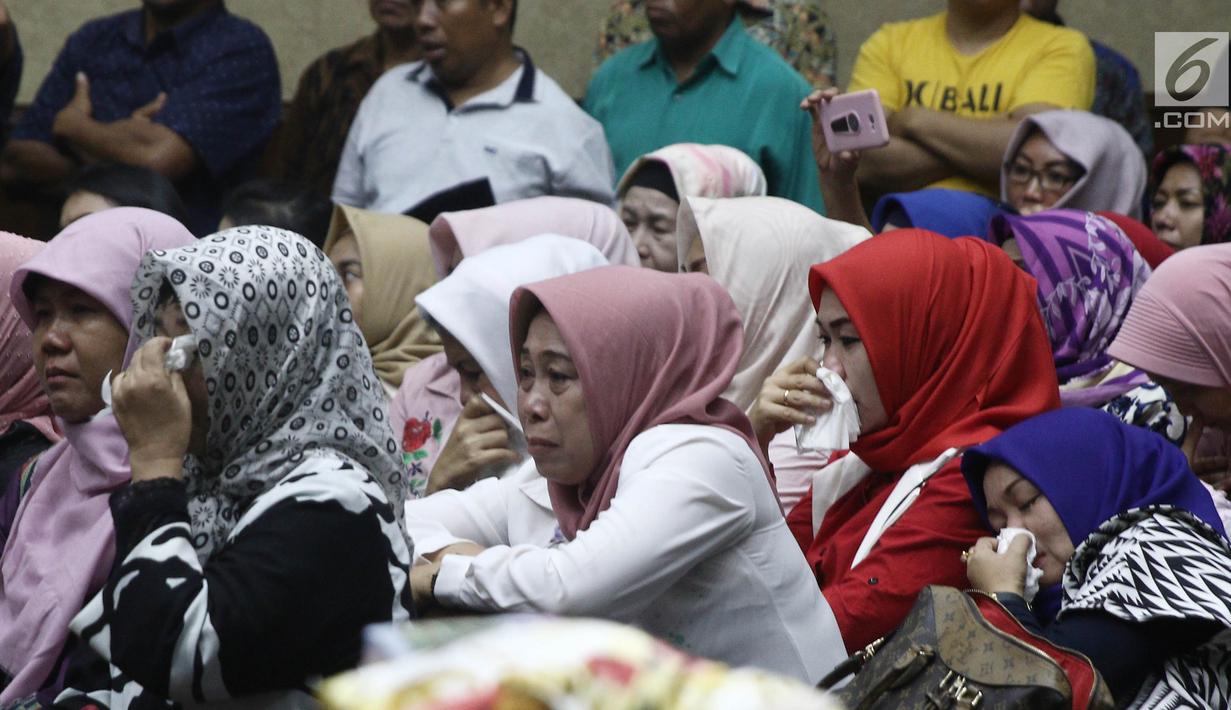 Kerabat mantan Wali Kota Kendari Asrun dan anaknya Wali Kota nonaktif Kendari Adriatma Dwi Putra mendengar sidang vonis di Pengadilan Tipikor, Jakarta, Rabu (31/10). Asrun dan Adriatma divonis 5 tahun 6 bulan penjara. (Liputan6.com/Herman Zakharia)