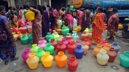 Warga membawa wadah-wadah saat mengantre untuk mengisi air dari truk tangki di Kota Chennai, India, Rabu (19/6/2019). Orang-orang terpaksa mengantre untuk mendapatkan jatah air dari truk-truk tangki yang dioperasikan pemerintah. (AP Photo/R. Parthibhan)
