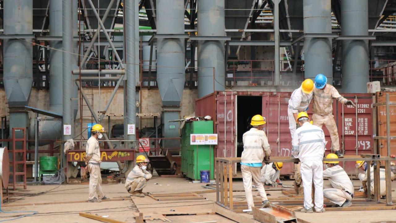 Sejumlah karyawan PT. IMIP tengah bekerja, Kamis (23/1/2020). (Foto: Liputan6.com/Istimewa/Heri Susanto)