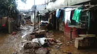 Lumpur akibat banjir Jakarta (Liputan6.com/ Ady Anugrahadi)