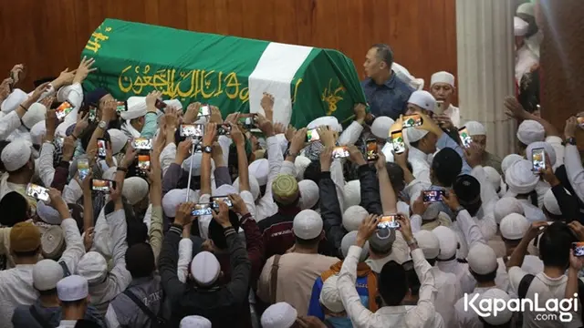6 Potret Ribuan Jamaah Sambut Jenazah Ustaz Arifin Ilham di Masjid Az-Zikra Sentul