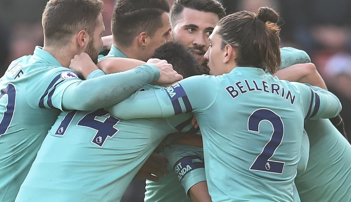 Selebrasi pemain Arsenal merayakan gol pembuka pada menit ke-30 lewat gol bunuh diri pemain Bournemouth, Jeffersn Lerma pada laga lanjutan Premier League yang berlangsung di stadion Dean Court, Inggris, Minggu (25/11).  Arsenal menang 2-1. (AFP/Glyn Kirk)