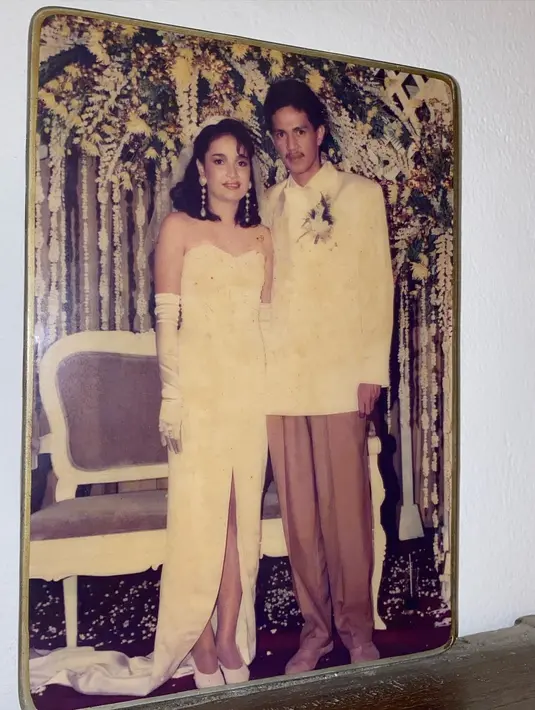 Gaun pengantin klasik model strapless itu mendapat beberapa perubahan. Seperti detail payet di bagian dada, saat dipakai Mikha, gaun tersebut mendapatkan taburan beads yang cantik. [@miktambayong]