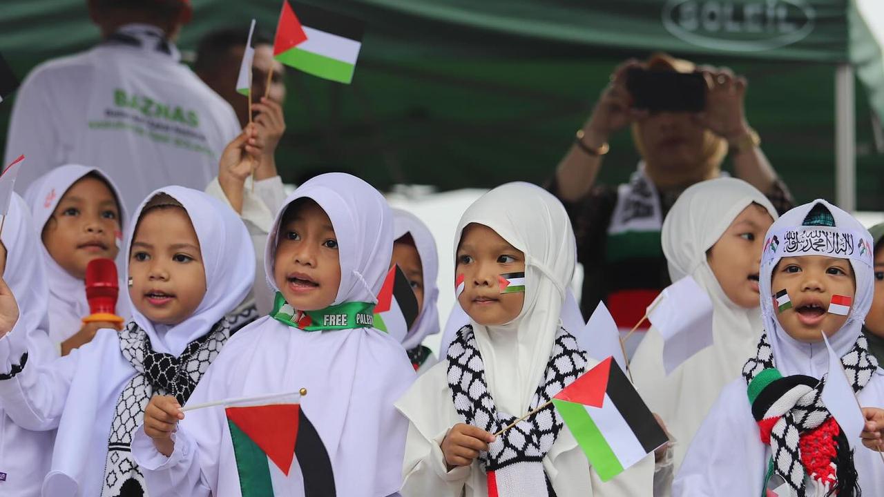 Anak Anak memberi dukungan Palestina