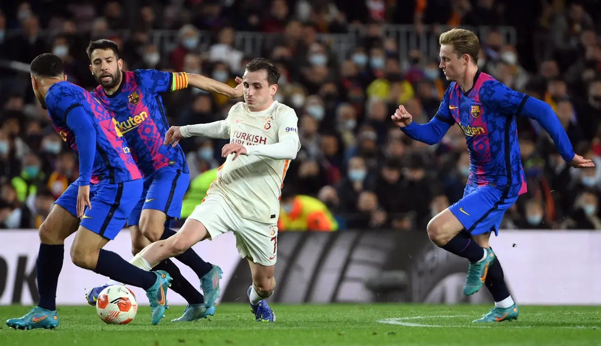 Penyerang Galatasaray, Kerem Aktürkoglu berusaha melewati tiga pemain Barcelona pada pertandingan leg pertama babak 16 besar Liga Europa di stadion Camp Nou di Barcelona (11/3/2022). Barcelona bermain imbang atas Galatasaray 0-0. (AFP/Lluis Gene)