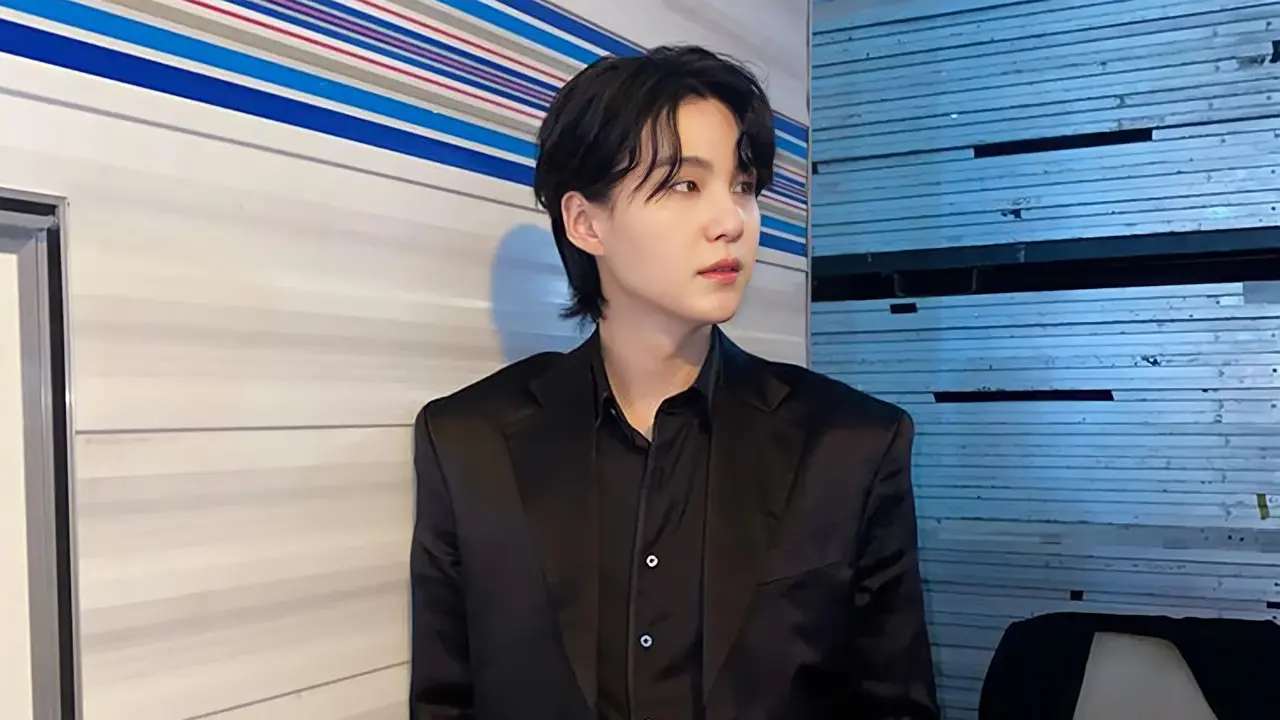 FOTO: Bak CEO Muda, Ini Penampilan Suga BTS saat Pakai Jas Formal