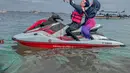 Meskipun masih bayi, tapi ternyata Ricis dan Ryan berani mengajak baby Moana bermain jetski. Melihat aksi Ricis dan Ryan main jetski pun menuai pro dan kontra. Banyak warganet yang menyayangkan aksi Ricis dan suaminya karena dianggap membahayakan sang anak yang masih bayi. (Liputan6.com/IG/@riaricis1795)
