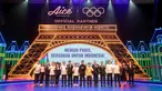 Ketua Umum Komite Olimpiade Indonesia Raja Sapta Oktohari, CEO Aice Group Jack Wang, Staf Ahli Bidang Inovasi Kemenpora Yohan, beserta sejumlah undangan berfoto bersama saat acara peresmian Aice sebagai es krim ofisial Tim Indonesia di Olimpiade 2024 di Djakarta Theater XXI, Jakarta, Jumat (05/07/2024). (Bola.com/Bagaskara Lazuardi)