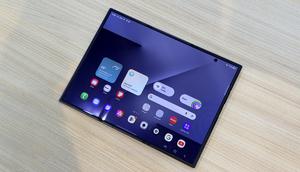 Bagi penikmat konten video atau film, layar utama ponsel berukuran 10 inci sudah lebih dari cukup untuk memberikan pengalaman imersif. (Liputan6.com/ Yuslianson)