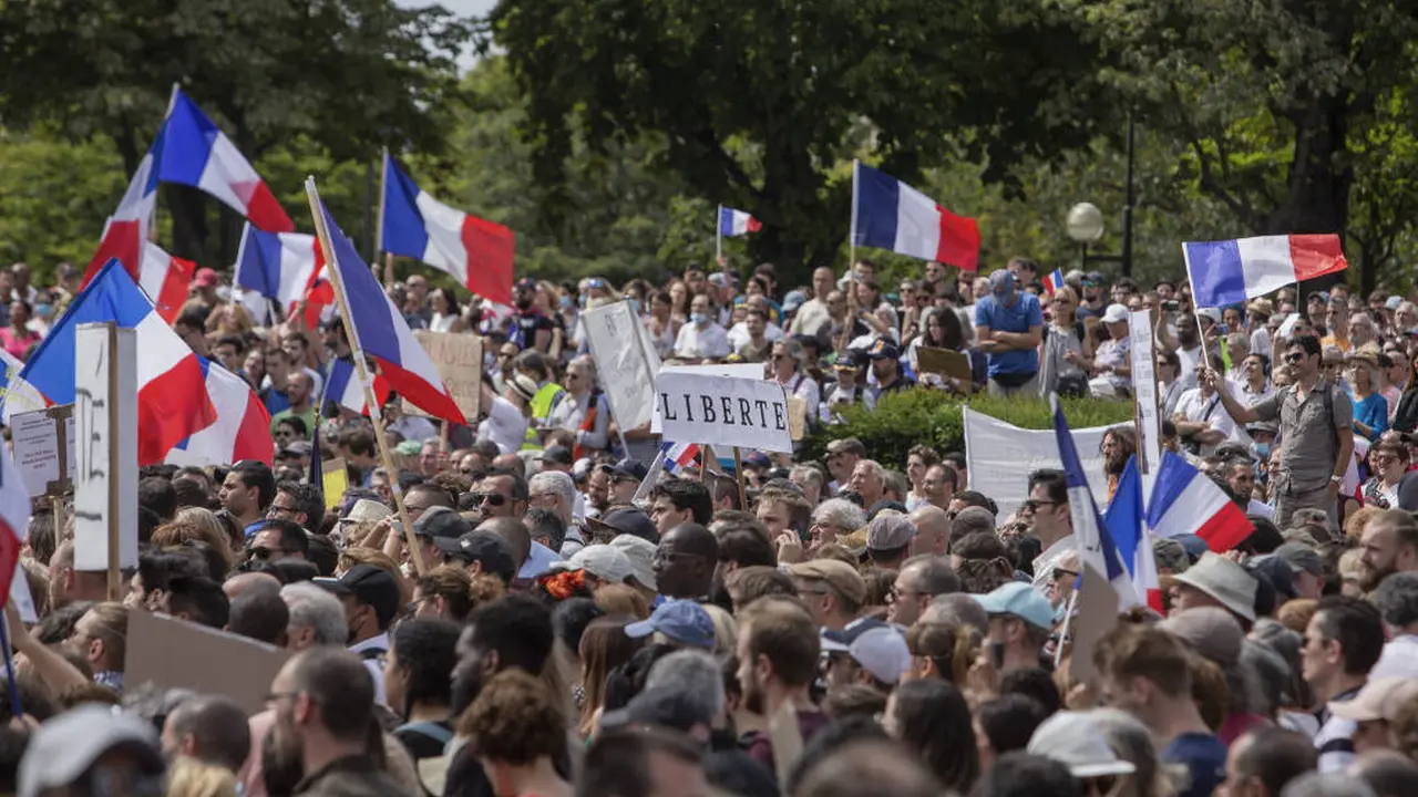 Ribuan pengunjuk rasa berkumpul di Place Trocadero dekat Menara Eiffel menghadiri demonstrasi di Paris, Prancis, Sabtu 24 Juli 2021.