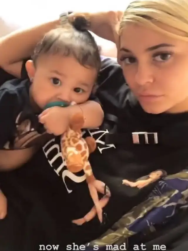 [Bintang] Kylie Jenner - Stormi