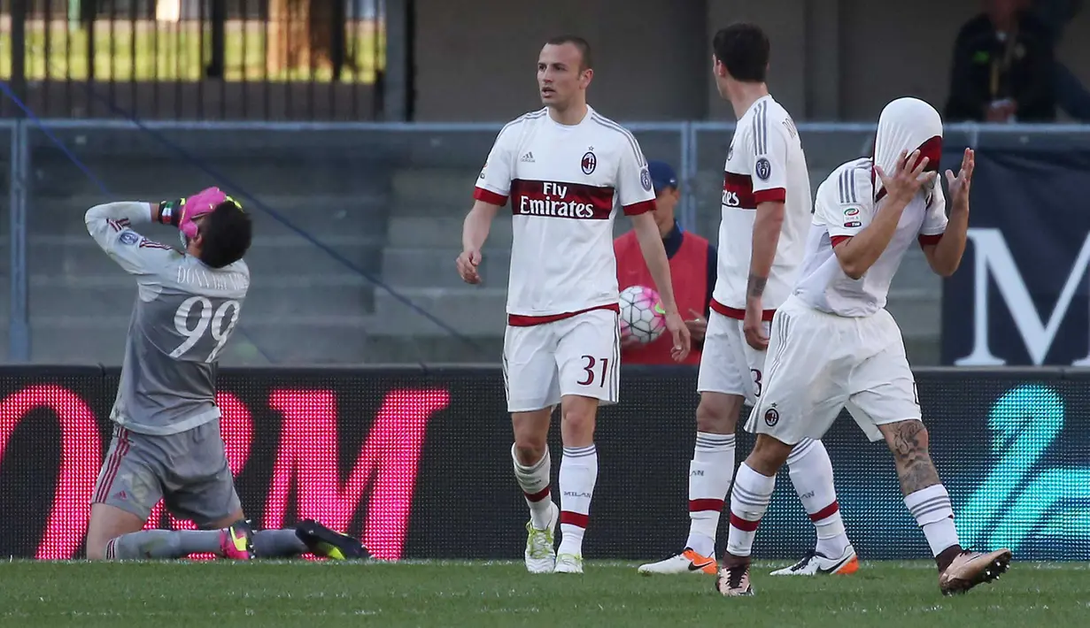 Reaksi para pemain AC Milan saat  gawangnya dibobol pemain Verona pada lanjutan Liga Italia Seire A pekan ke-35 di Stadio Marc'Antonio Bentegodi, Senin (25/4/2016) malam WIB. (EPA/Filipo Venezia)