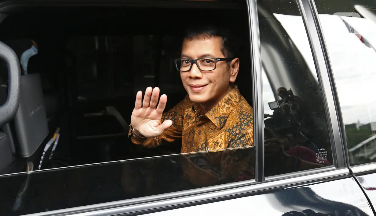 Menteri Pariwisata dan Ekonomi Kreatif Wishnutama melambaikan tangan dari dalam mobil saat tiba di Gedung KPK, Jakarta, Kamis (9/1/2020). Wishnutama mendatangi KPK untuk menyerahkan laporan harta kekayaan penyelenggara negara (LHKPN). (Liputan6.com/Herman Zakharia)