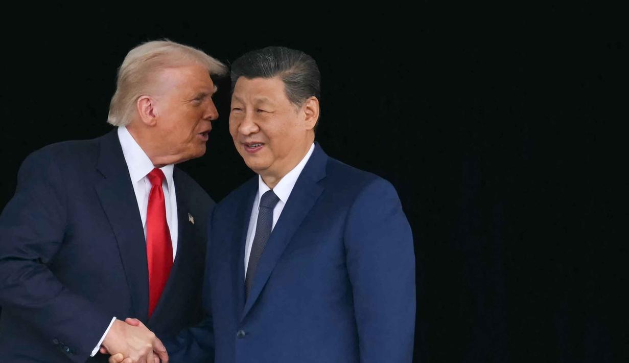 Presiden Amerika Serikat (AS) Donald Trump (kiri) dan Presiden Tiongkok Xi Jinping berjabat tangan saat meninggalkan Pangkalan Udara Gimhae, yang terletak di sebelah Bandara Internasional Gimhae di Busan, pada Kamis 30 Oktober 2025. Presiden AS Donald Trump dan pemimpin Tiongkok Xi Jinping membuka pertemuan tatap muka pertama mereka dalam enam tahun, mengupayakan gencatan senjata untuk mengakhiri perang dagang yang telah mengguncang ekonomi dunia. (ANDREW CABALLERO-REYNOLDS/AFP)