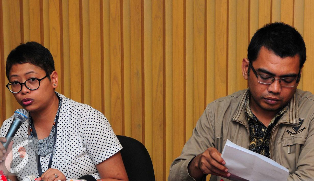 Plh Kepala Biro Humas KPK Yuyuk Andriati (kiri) memberikan penjelasan saat jumpa pers di Gedung KPK, Jakarta, Rabu (2/3). KPK menetapkan anggota Komisi V DPR RI dari Fraksi Partai Golkar, Budi Supriyanto sebagai tersangka. (Liputan6.com/Helmi Afandi)