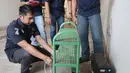 Petugas mengamankan sejumlah barang bukti di dua ruko yang ada di Graha Bintaro, Tangerang Selatan, Kamis (18/2). Penyegelan dua ruko hasil pengembangan penangkapan 7 orang tersangka dengan modus kejahatan penipuan online. (Liputan6.com/Faisal R Syam)