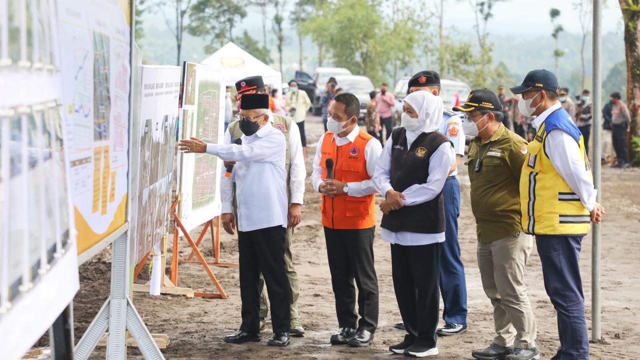 Wapres Ma'ruf Amin dan Khofifah saat meninjau pembangunan hunian sementara Semeru. (Dian Kurniawan/Liputan6.com)