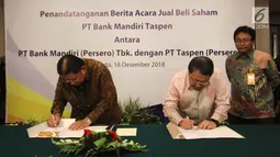 Wadirut Bank Mandiri Sulaiman Arif Arianto (tengah) dan Dirut Taspen Iqbal Latanro (kiri) menandatangani dokumen penguatan modal Bank Mantap disaksikan Dirut Bank Mantap Josephus Koernianto Triprakoso, Jakarta, Selasa (18/12). (Liputan6.com/Angga Yuniar)