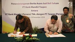 Wadirut Bank Mandiri Sulaiman Arif Arianto (tengah) dan Dirut Taspen Iqbal Latanro (kiri) menandatangani dokumen penguatan modal Bank Mantap disaksikan Dirut Bank Mantap Josephus Koernianto Triprakoso, Jakarta, Selasa (18/12). (Liputan6.com/Angga Yuniar)