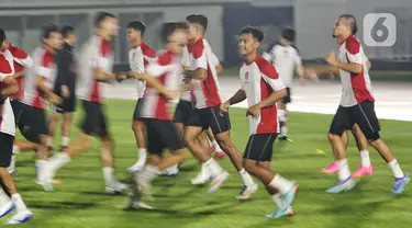 Pemain timnas Indonesia melakukan sesi pemanasan jelang latihan resmi di Stadion Madya, Kompleks Gelora Bung Karno, Jakarta, Senin (9/9/2024). (Liputan6.com/Angga Yuniar)